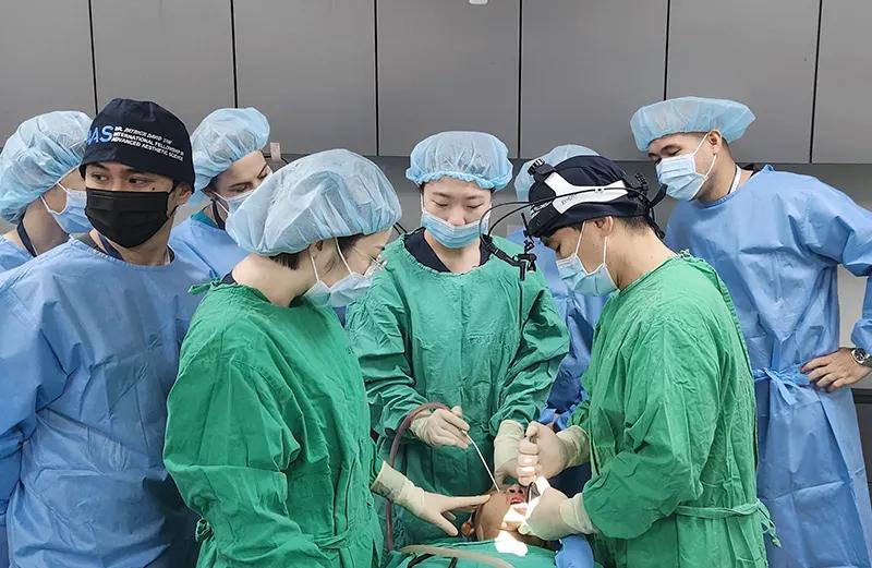 现场指导面部轮廓手术