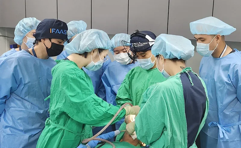 面向醫療團隊進行面部輪廓 Live Surgery（現場手術教學）