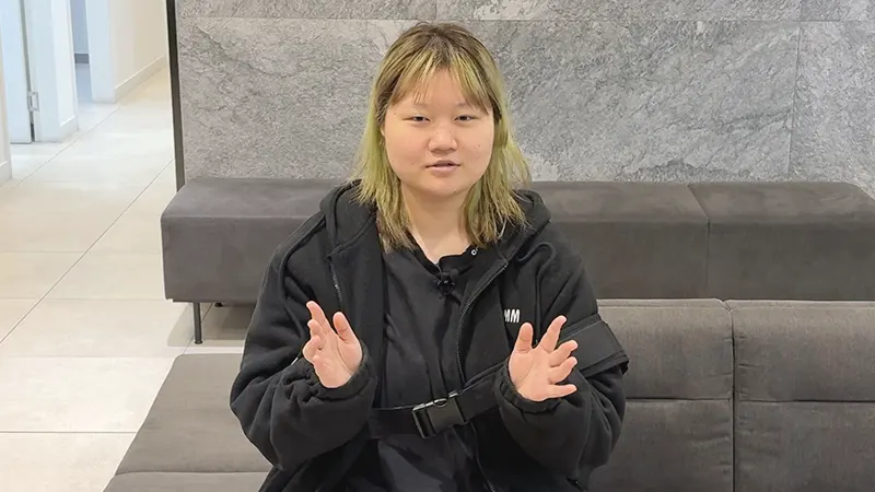 “一二三!”亲自拍板开机。
